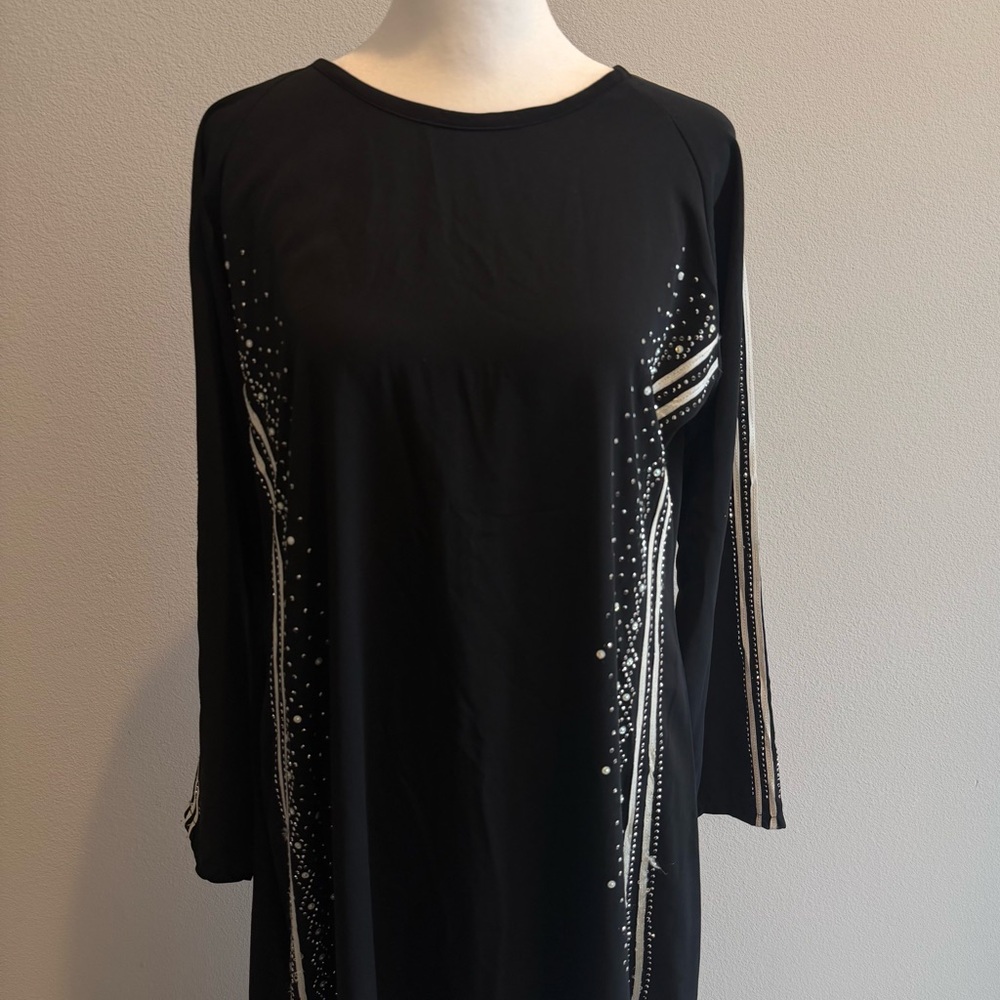 Black closed abaya with white embellishment detailing - Picture 2 of 6